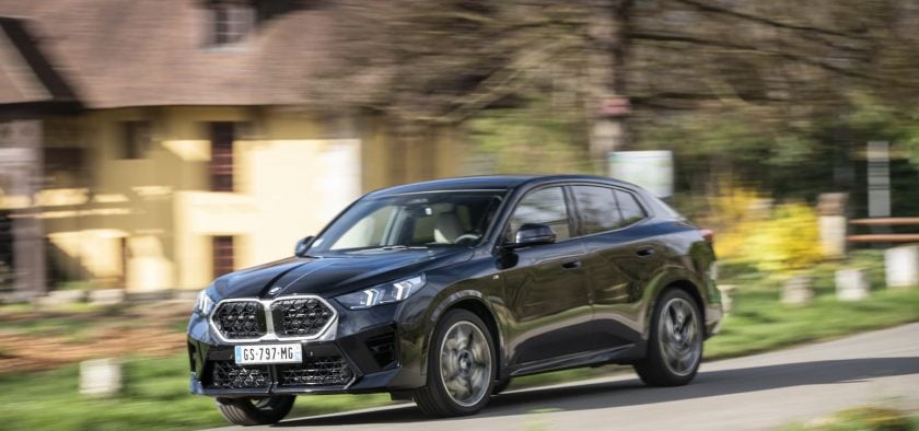 Le nouveau BMW X2 adopte un profil de SUV coupé. 
