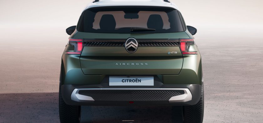 Le nouvel emblème de la marque au double chevron, inscrit dans un ovale figure logiquement sur le C3 Aircross 2024.