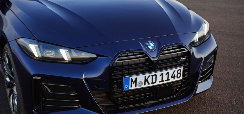 Un bandeau en chrome sombre pare la partie supérieure de la calandre de la BMW Série 4 Gran Coupé restylée.