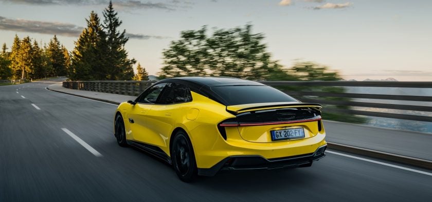 La Lotus Emeya dispose d'un aileron arrière qui se déploit automatiquement. Il a toutefois l'inconvénient de perturber la vision vers l'arrière.