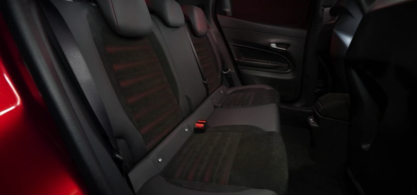 Si l'accès n'est pas parfait avec un seuil de porte étroit, deux adultes tiennent à l'aise à l'arrière du SUV urbain Alfa Romeo Junior