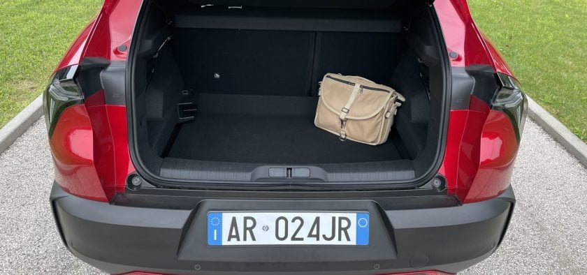 Si l'Alfa Romeo Junior présente un gabarit compact pour la catégorie des SUV urbaines, il assure côté coffre avec un volume annoncé à 400 l