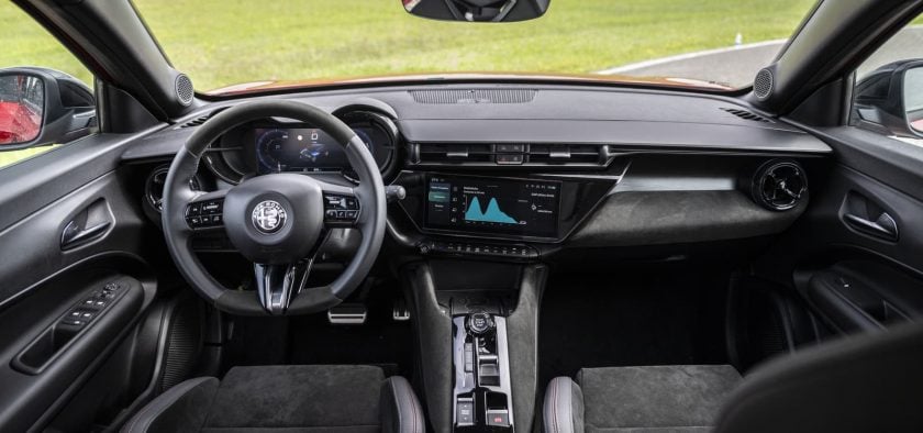 La planche de bord de l'Alfa Romeo Junior flatte l'égo du conducteur avec une console centrale orientée vers lui. Dommage toutefois que certains matériaux déçoivent