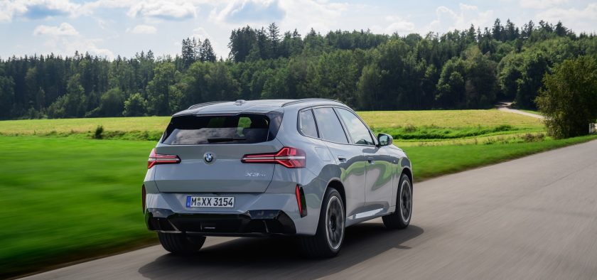 Le nouveau BMW X3 peut recevoir en option une suspension pilotée efficace. 