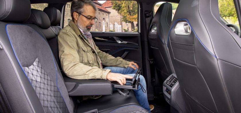 La banquette coulissante et l'accoudoir bien agencé seront appréciés à l'arrière du Volkswagen Tayron.