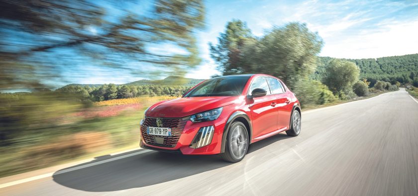 La Peugeot E-208 est moins engageante que la nouvelle Renault 5, mais un peu plus confortable en ville. 
