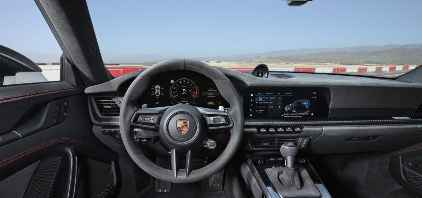 La Porsche 911 GT3 restylée laisse toujours le choix entre une boîte de vitesses manuelle à 6 rapports et la transmission robotisée PDK à 7 rapports.