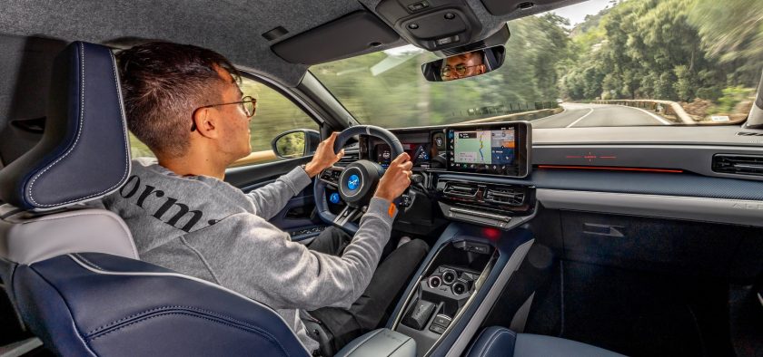 L'Alpine A290 est vive et alerte sur la route. 