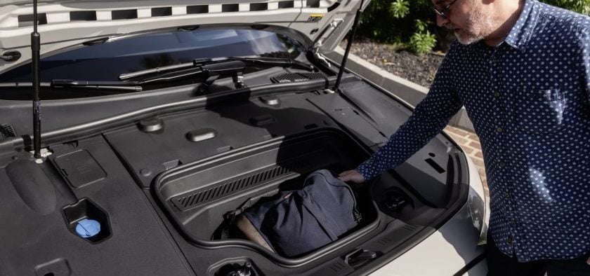 Sous le capot avant de l'Audi A6 Avant e-tron on dispose d'un petit coffre de 27 dm3, parfait pour accueillir les câbles de recharge.