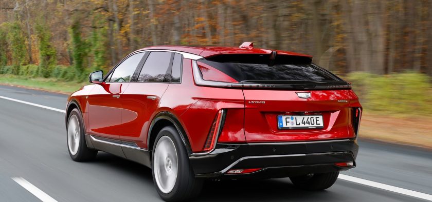 L'arrière du Cadillac Lyriq évoque un peu celui d'un coupé avec cette lunette très inclinée.