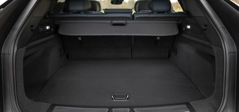 Large et profond, le coffre du Cadillac Lyriq manque en revanche un peu de hauteur pour accueillir tous les bagages d'une famille.