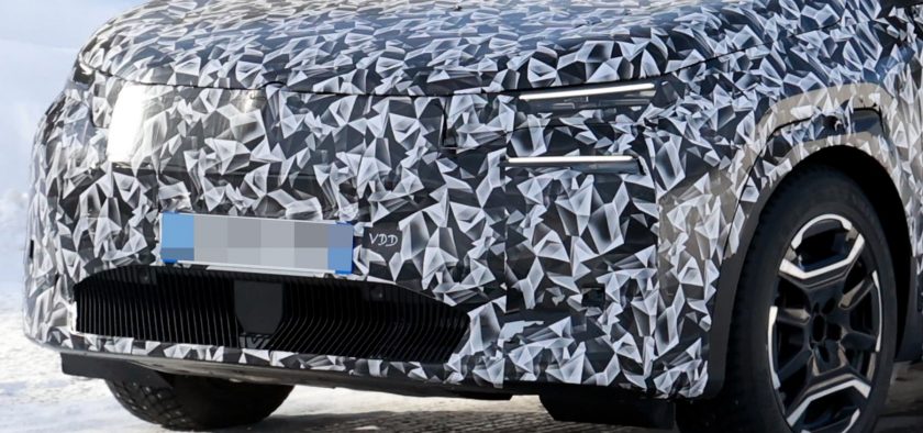 La signature lumineuse en C inversé du futur Citroën C5 Aircross.
