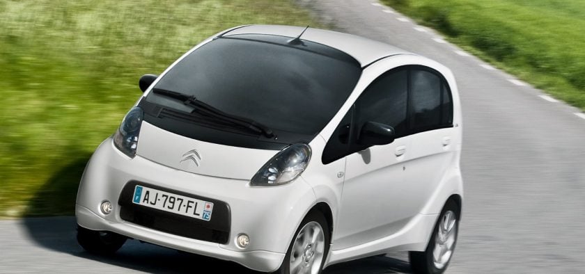 Par rapport aux i-MiEV japonaises, la C-Zero profite de renforts de châssis et d'un amortissement revu.