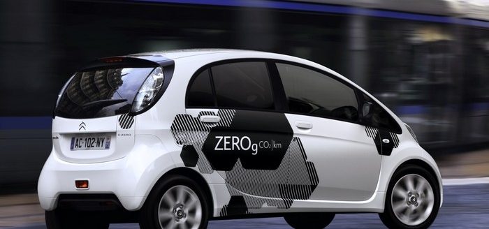 Hors bonus fiscal, la C-Zero s'affichera à 35.350 €. C'est plus cher qu'une C5 HDi 160 BVA!