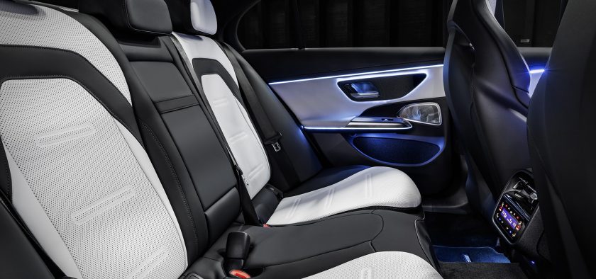 La banquette arrière de la Mercedes-AMG E 53 se révèle très accueillante, hormis pour l'éventuel occupant de sa place centrale.