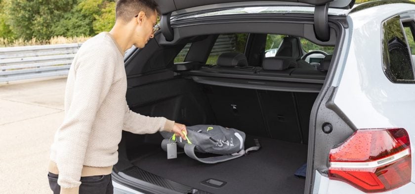 Le coffre du BMW X3 est assez profond, mais il manque de hauteur sous le cache-bagages dans cette variante 30e xDrive.
