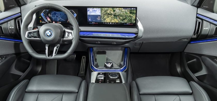 Si le BMW X3 propose les écrans à la mode, il ne manque pas de personnalité, notamment grâce à ses aérateurs déportés sur les contreportes.