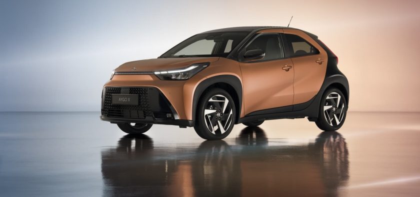 L'Aygo X restylée profite d'un avant complètement modifié et allongé afin de pouvoir digérer la mécanique hybride 116 ch de la Yaris.