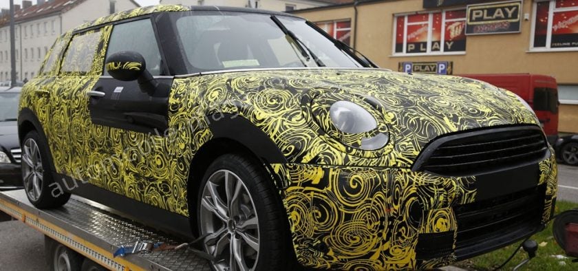 A l'avant, on retrouve tous les gimmicks de la troisième génération de Mini signée BMW.