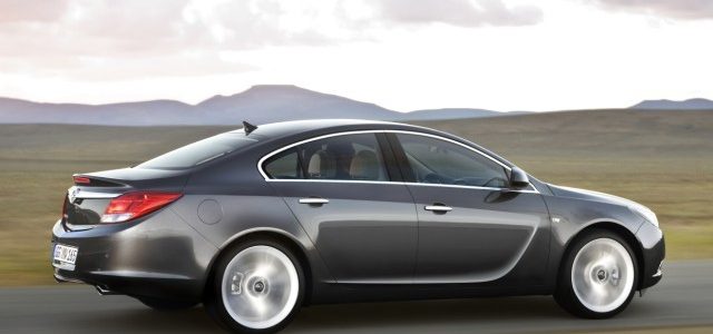 La façon dont se termine le vitrage latéral évoque un peu BMW, mais le dessin du coffre, surmonté d'un original becquet intégré, ne doit rien à personne.