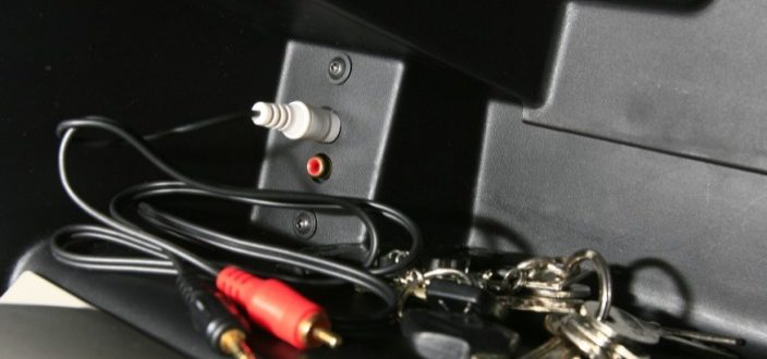 Dans la boîte à gants, l'Audio Box pour brancher un iPod ou un MP3 est en option. Ils ont les moyens, les jeunes!