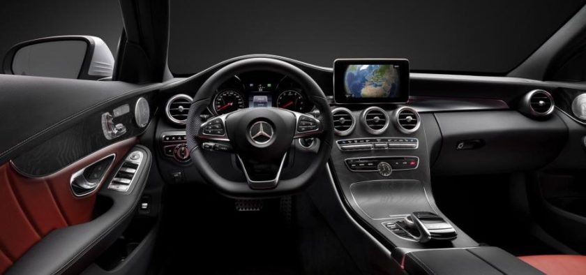 Même si sa présentation approche à grands pas, la prochaine Classe C entretient encore le flou sur sa carrosserie. En revanche, elle accepte de révéler sa planche de bord inédite grâce à de premiers clichés officiels, et donne déjà des informations techni