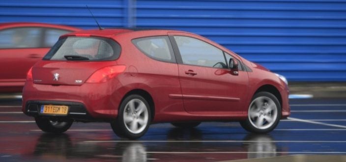 La compacte Peugeot est aussi disponible en trois-portes. Pas de révoultion, simplement un profil un rien plus sportif grâce à la découpe différente des vitres.