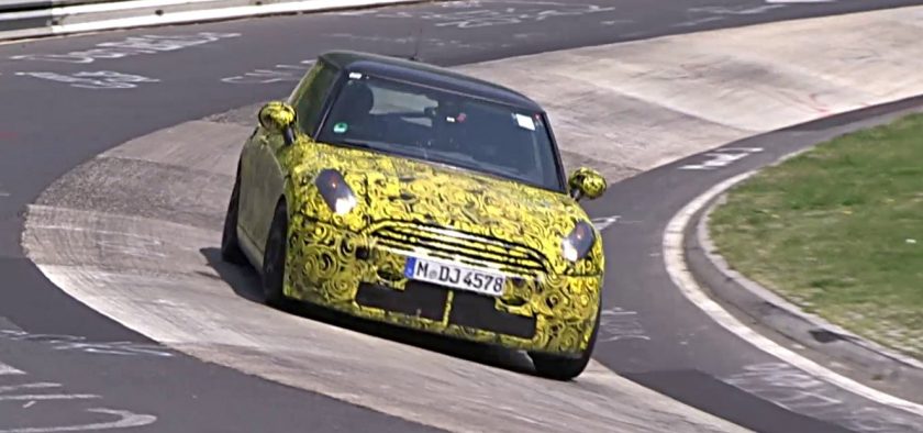 La fente dans le capot, typique pour les versions Cooper S, n'est pas visible sur ce prototype. Mais la double sortie d'échappement centrale et les grandes roues trahissent cette Mini Cooper S du millésime 2013. 