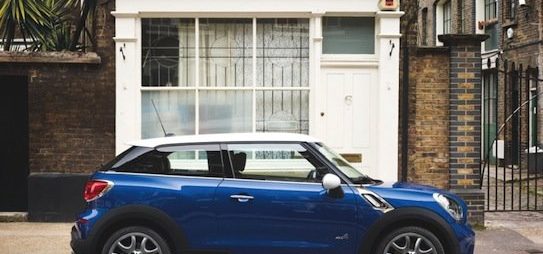 La découpe du toit fait penser à la Mini Coupé.