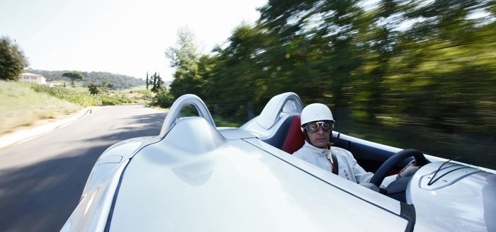 Saute-vent aérodynamique, couvre-tonneau 100% carbone, craquements du châssis composite, le "Stirling Moss" se la joue barquette de course.