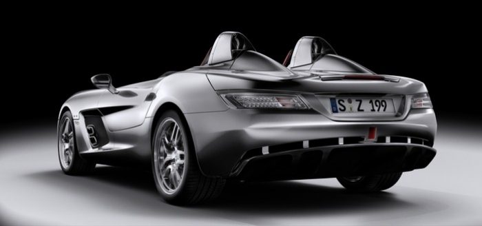 Comme sur les SLR conventionnelles, un extracteur est présent à l'arrière. Mais ici, il devient carrément surdimensionné, pour mieux plaquer la voiture au sol à 350 km/h.