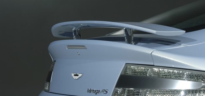 La recherche d'appui aérodynamique a dicté l'apparition de ce becquet rétractable, absent sur la V8 Vantage de série.