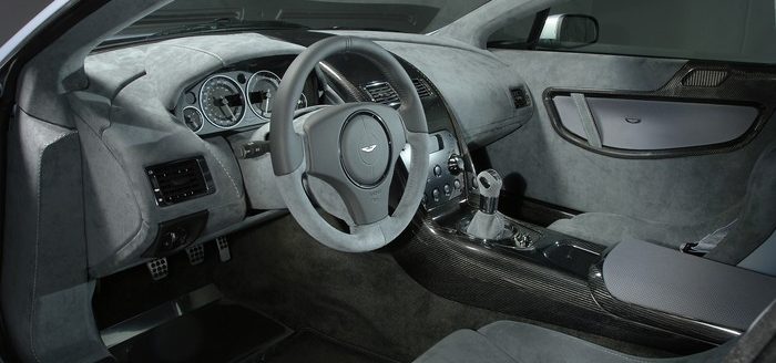 L'habitacle mêle l'alcantara et le carbone, pour créer une ambiance qui oscille entre luxe et compétition.