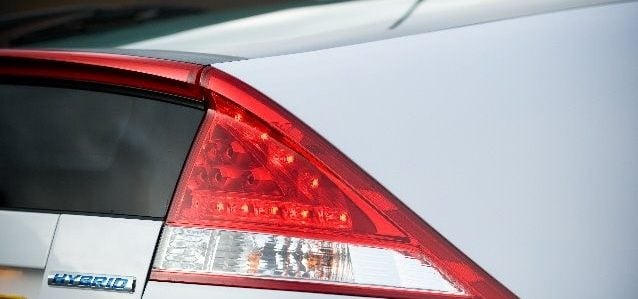 Les feux arrière à diodes sont reliés entre eux par un bandeau lumineux, placé au sommet de la lunette.