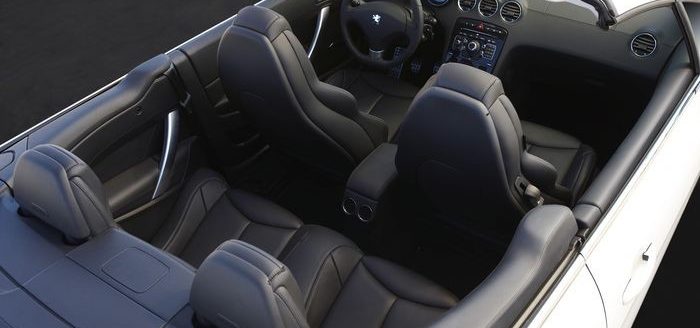 Comme son prédecesseur, ce cabriolet propose deux places arrière. Souhaitons qu'elles soient réellement utilisables.