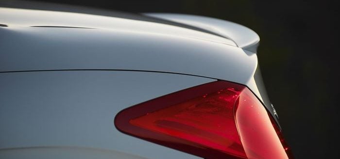 Le généreux extracteur devait sans doute être trop discret: Peugeot a ajouté un becquet sur la malle arrière de son CC.