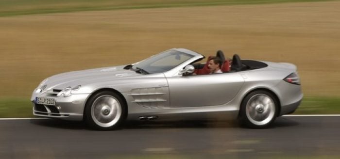 Capot interminable, nez profilé, arrière court...amis millionnaires, si vous cherchez la discrétion, oubliez la SLR Roadster.