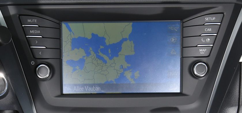 L'écran 8 pouces de l'Avensis est accompagné de raccourcis plus évidents à comprendre.