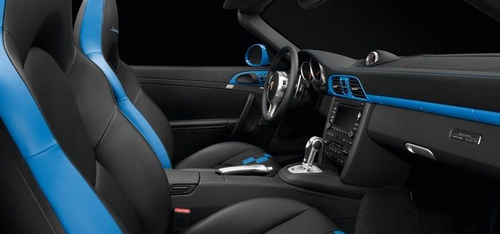Pour mieux justifier son tarif copieux, cette Porsche 911 Speedster s'offre un habitacle à la présentation luxueuse et inédite.