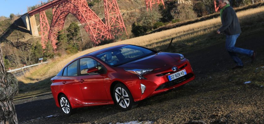 A l'ombre du viaduc de Garabit, l'ingénierie Eiffel toise le technologie hybride de la Prius.