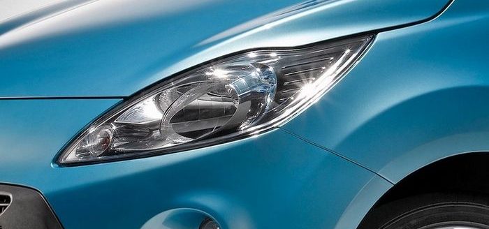 Les phares effilés sont un des éléments forts du "Kinetic design", prôné par Ford.