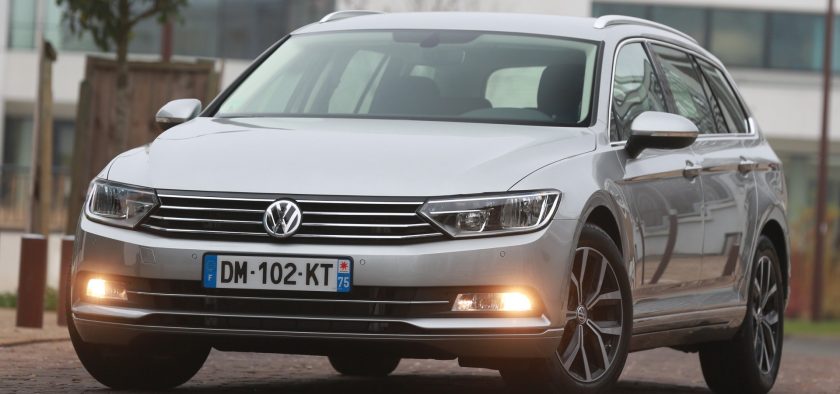 Voiture de l'année 2015, la Passat s'impose d'une courte tête. Elle se révèle plus pratique, efficace, mieux équipée, plus à son aise en ville et tout aussi performante pour une sobriété comparable.