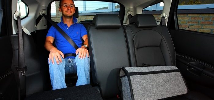 Réservés à la version longue 7 places Qashqai+2, les deux derniers sièges offrent une garde au toit trop limitée pour des adultes.