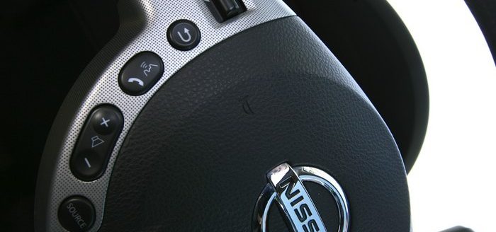 Il y a (beaucoup) trop de boutons sur le volant. De plus, comme ils sont éparpillés, ils imposent de quitter la route des yeux quelques instants pour les repérer.