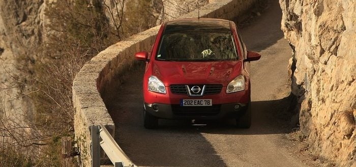 Sur route, le Qashqai se conduit et se comporte -presque- comme une berline, la garde au sol et le look en plus.