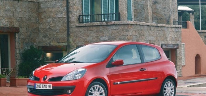 Moins rondouillarde que sa devancière, cette troisième génération de Clio a gagné en agressivité.