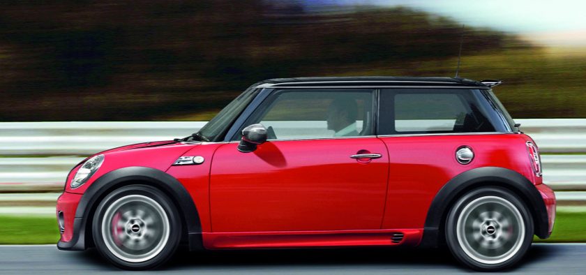 Avec 211 ch sous le capot, le petit 1.6 turbocompressé propulse la Mini JCW de 0 à 100 km/h en 6,5 secondes.
