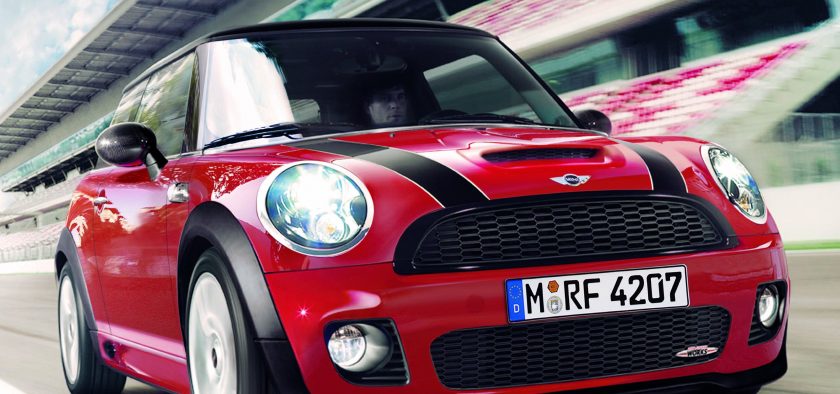 La John Cooper Works est la plus vitaminée des Mini. Avec son bouclier bodybuildé et sa calandre façon nid d'abeille, elle donne le ton.