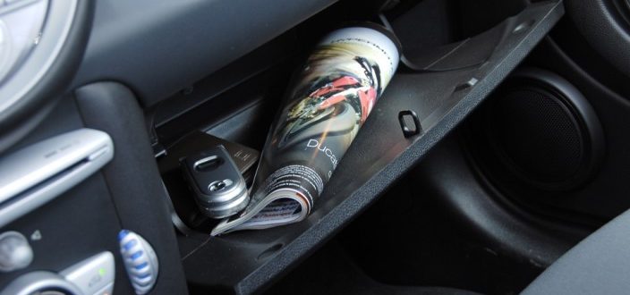 Dans la boîte à gants, l'espace est exigu.
