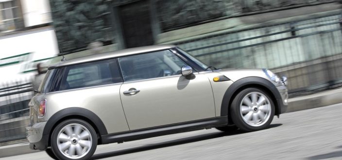 L'allure n'a pas changé, mais la seconde génération de Mini sous l'ère BMW est une toute autre voiture à conduire.